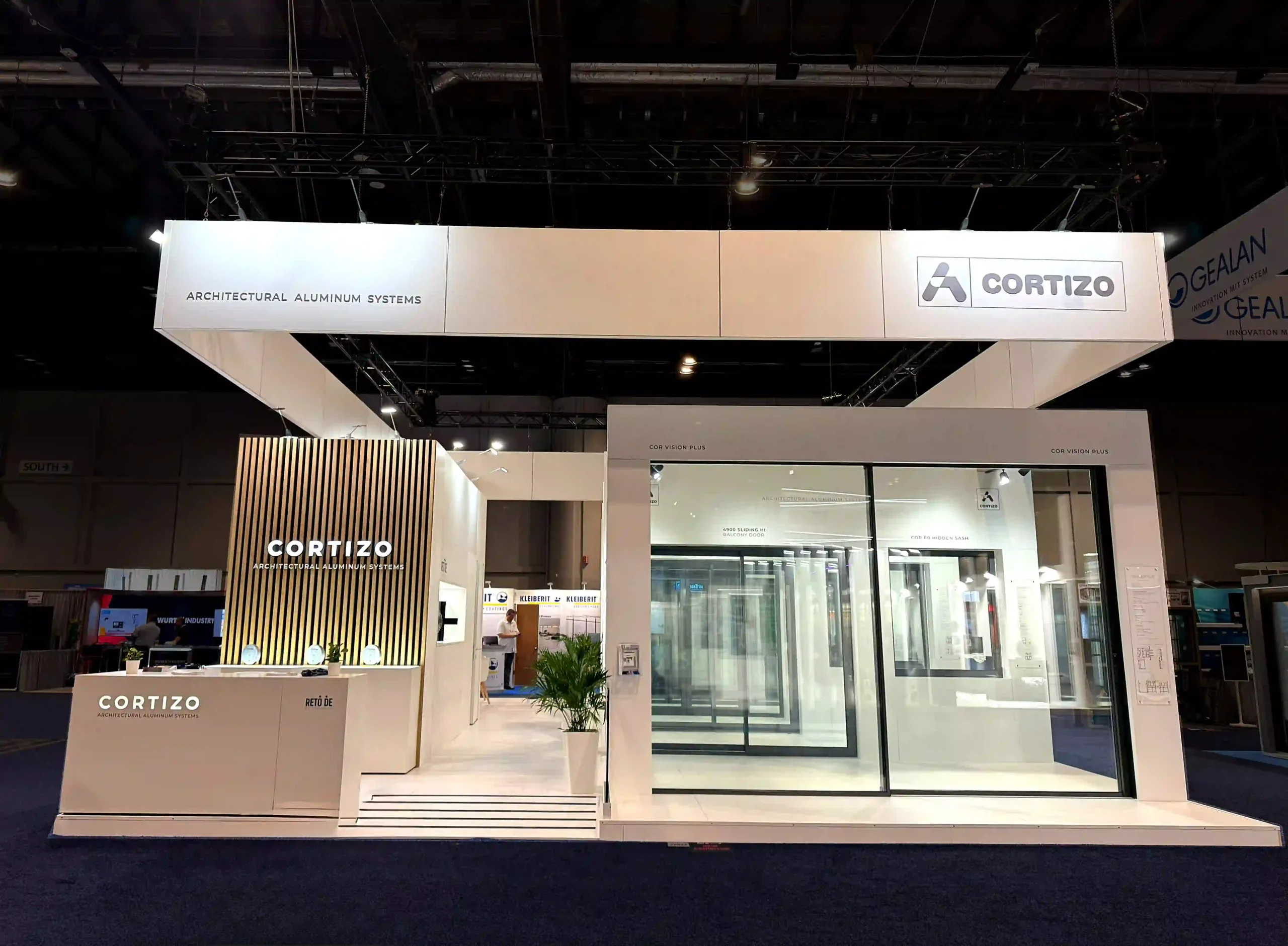 cortizo-booth-front-glass-display